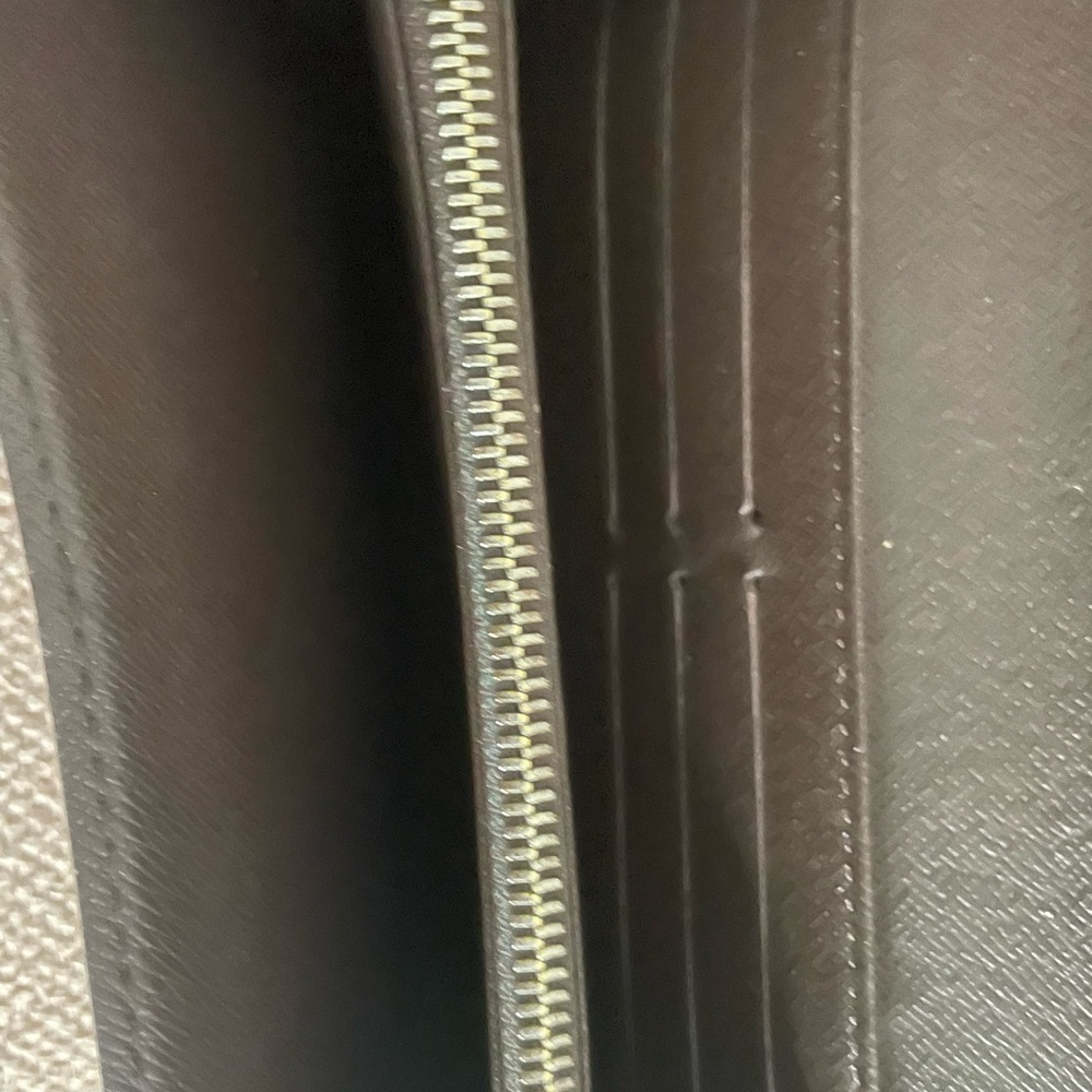 Louis Vuitton Sarah Wallet! Good condition, comes with box!